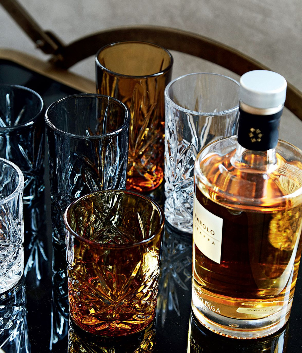 Różnokolorowe szklanki do whisky marki Madam Stoltz, z ozdobną teksturą przypominającą kryształ; wys. 10 cm
