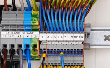 Praktyczne wskazówki dotyczące montażu złączek listwowych w domowych rozdzielnicach elektrycznych